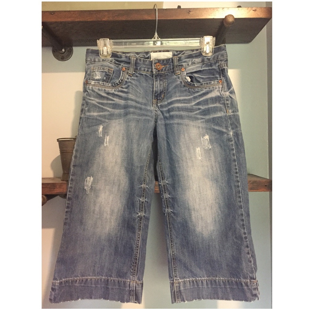 Maurices. 9/10. Light wash. Capris